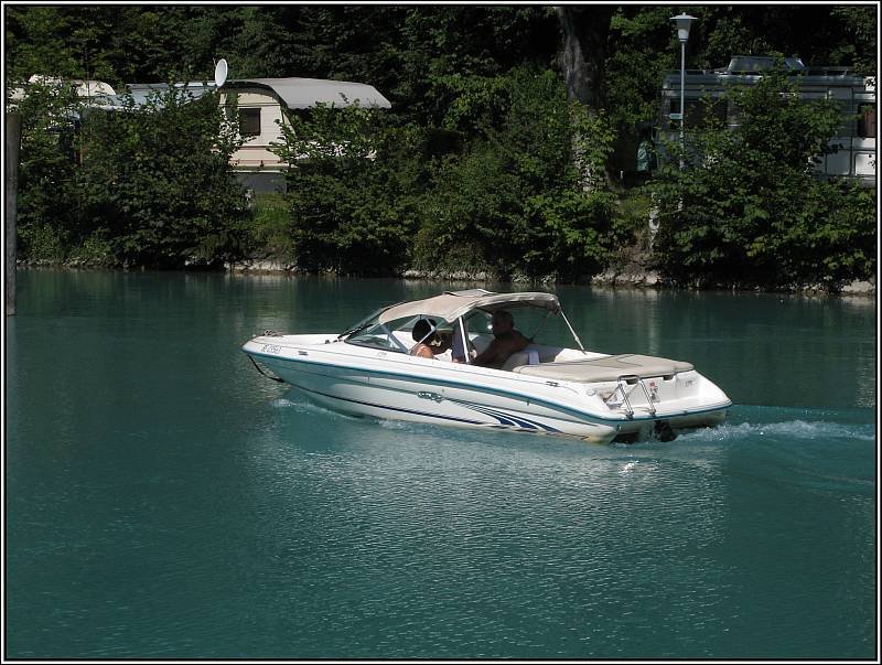 Dieses kleine Motorboot war am 25.07.2008 beim Ausfluss der Aare aus dem Brienzer See unterwegs.