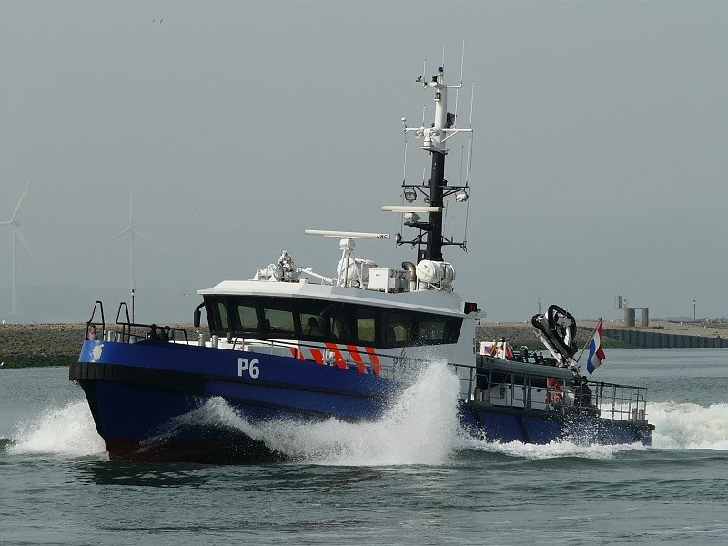 Dieses Polizeiboot kmpft sich durch die Wellen. Das Bild stammt vom 05.04.2009