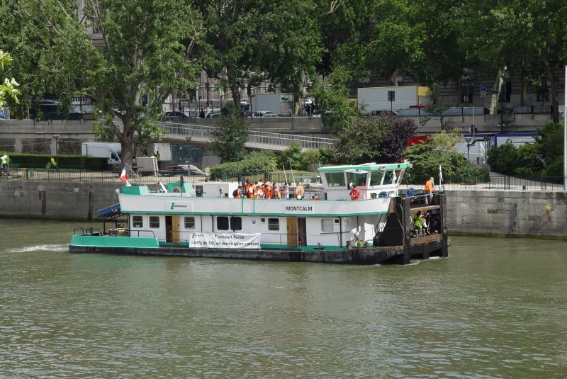 Dieses Schiff habe ich am 19.07.2009 auf der Seine in Paris gesehen. Eigentlich ein Schubschiff, war es hier mit Pesonen unterwegs