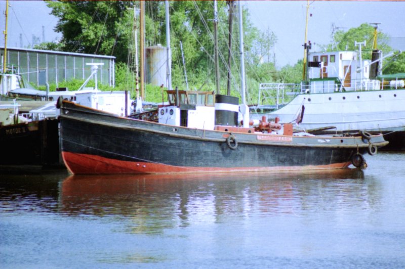 Dieses Schiff lag am 28.05.1999 an der Schiffswerft Jhnk, in Hamburg-Harburg. Die Aufschrift an der Bordwand kann ich nicht genau  lesen, wrde sie aber als  Waterboat II  deuten. Hat jemand Infos zu diesem Schiff? Ist es das 1928 gebaute, ehemals mit Dampf angetriebene,  Wasserboot II ? Links daneben sieht man den Bug vom  Motor II  der Binnenreederei Berlin. Im Hintergrund liegt der Kmo  Nobiskrug  (inzwischen umgebaut zur Barkentine  Hartstocht ). Scan vom Kleinbild-Negativ. 