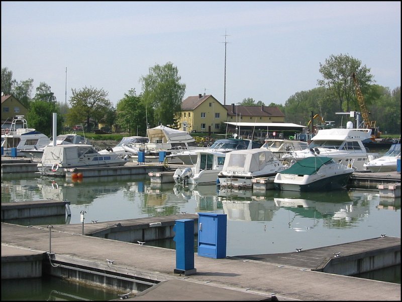 Direkt am Rhein bei Karlsruhe-Maxau findet man diesen Yachthafen. Die Aufnahme stammt vom 03.05.2006.