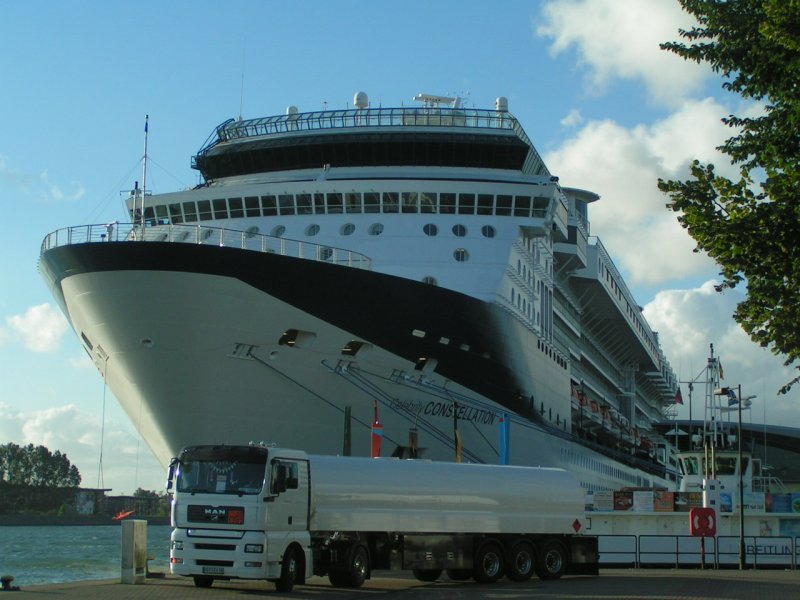 direkt Zwergenhaft wirkt der MAN-Tanklastzug vor der CONSTELLATION am 28.8.2007