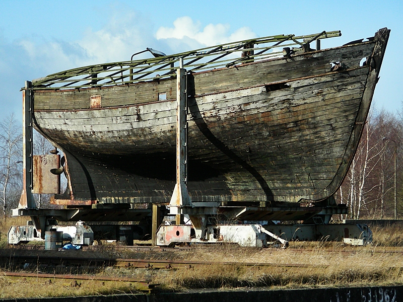 doch schon etwas betagter Schiffskrper an Land im Nordhafen von Peenemnde am 28.02.08