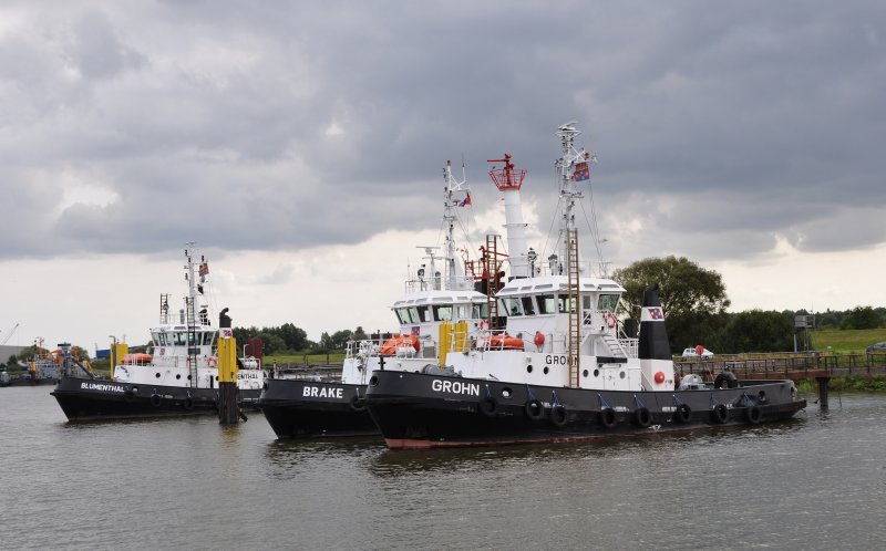 Drei Schlepper am 06.09.2009 im Neustdter Hafen Bremen: Brake , Grohn  und  Blumenthal .