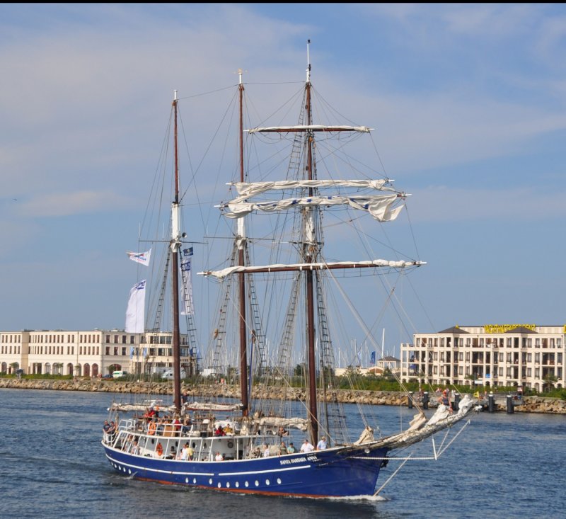 Dreimast-Bramsegelschoner  Santa Barbara Anna  - Lg. 44,20m - Br.7m
Segelflche 667 m2 - 480 PS Heimathafen Rostock. Am 07.08.09 auf der Hanse-Sail gesehen. 