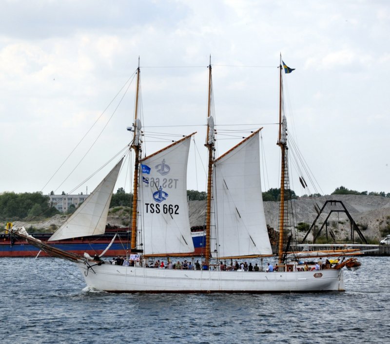 Dreimast-Gaffelschoner  Ingo   Lg. 38m - Br. 7,10m - Tg. 3,0m - Segelflche 440 m2 - 220 PS - Bj. 1922. Heimathafen Gteborg. Schiffsrumpf ist aus Holz.
Alle drei Masten haben die Hhe von 25,50m.Am 07.08.09 in Rostock 
gesehen.