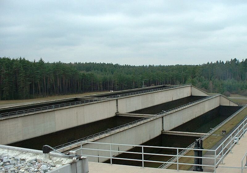 Dreistufige Sparbecken der Schleuse Leerstetten, damit werden bis zu 60% Wasser gespart, beim Abwärts-Schleusen werden die Becken von oben nach unten gefüllt, beim Aufwärts-Schleusen von unten nach oben geleert, alles mit natürlichen Gefälle. Aufgenommen im März 2004.