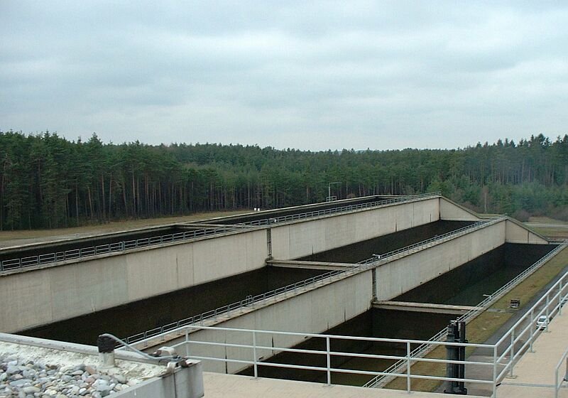 Dreistufige Sparbecken der Schleuse Leerstetten, damit werden bis zu 60% Wasser gespart, beim Abwrts-Schleusen werden die Becken von oben nach unten gefllt, beim Aufwrts-Schleusen von unten nach oben geleert, alles mit natrlichen Geflle. Aufgenommen im Mrz 2004.