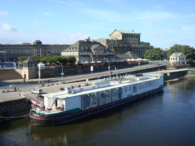 Dresden, fest verankert liegt der Theaterkahn am Elbufer unterhalb vom 
 Italienischem Drfchen , dahinter Theaterplatz, Zwinger und Semperoper,
Okt.2009