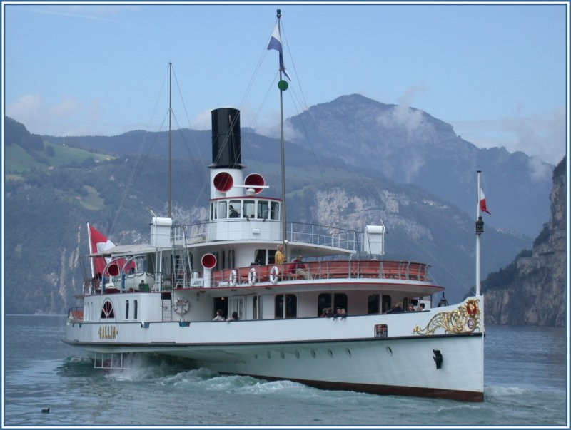 DS Gallia verlässt rückwärts den Hafen von Flüelen. (16.08.2006)