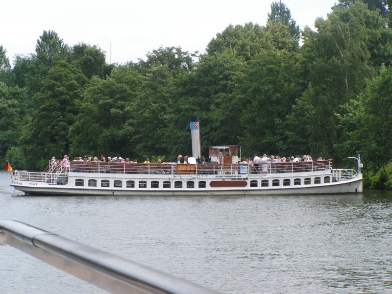 DS Kaiser Friedrich hinter dem Haus der Kulturen der Welt. Schiff der Stern und Kreisschiffahrt in Berlin. ltestes Schiff der Flotte, restauriert vom Deutschen Technikmuseum