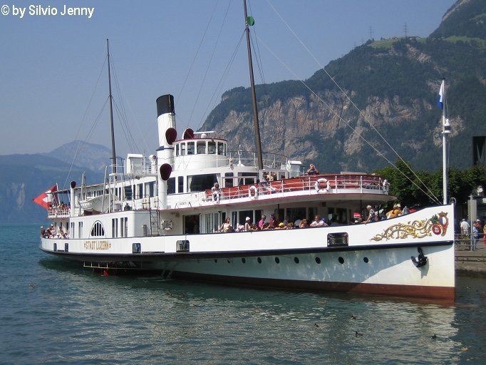 DS Stadt Luzern in Flelen. Dieses Schiff ist am kleinen Kamin zu erkennen.