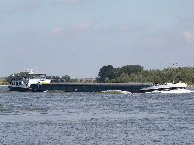 Dsa Schiff  Ben  fhrt am Orsoyer Fhranleger vorbei. Das Foto stammt vom 21.07.2007