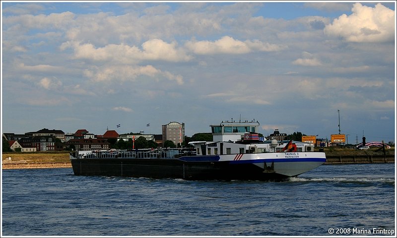 Duisburg - Auf dem Rhein zwischen Ruhrort und Homberg. Das Tankmotorschiff Taunus II (Mainhausen/D) Europa-Nummer 05402570, Lnge 105 m, Breite 11 m biegt in den Hafenkanal (Richtung Schleuse Meiderich) ein.