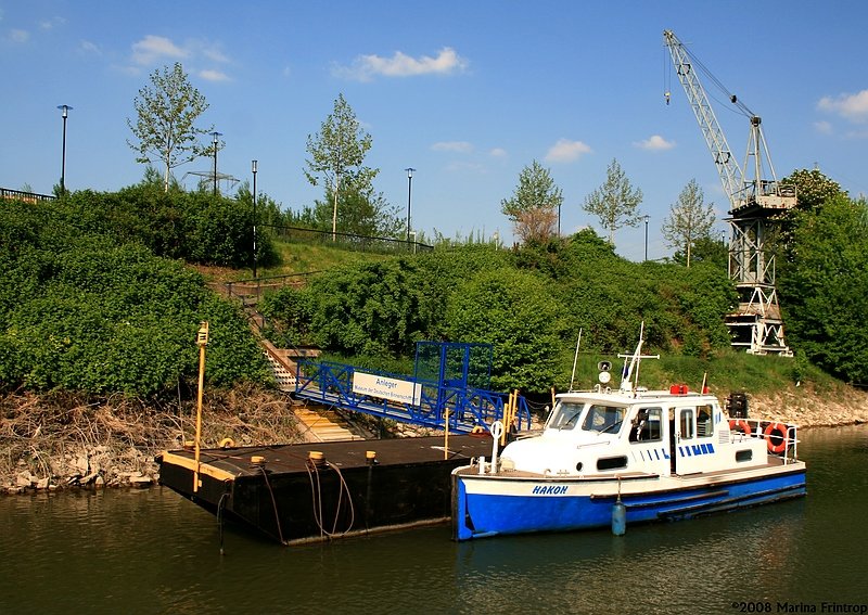 Duisburg-Ruhrort - Die  Hakon  (Hafenmeisterei - Duisport/Duisburger Hafen AG) hat im Eisenbahnhafen angelegt.