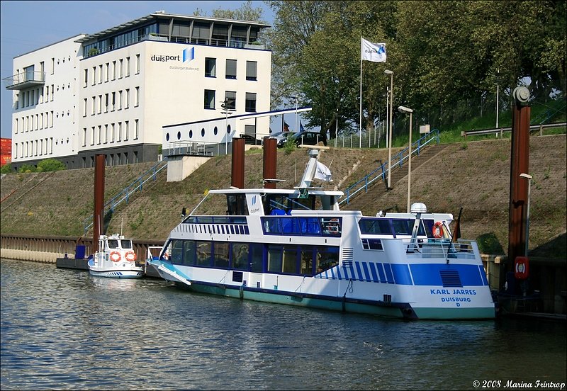 Duisport - Das Konferrenzschiff  Karl-Jarres  vor dem Duisport-Verwaltungsgebude (Duisburger Hafen AG). Davor liegt die  Bussard , das Schiff des Hafenmeisters.