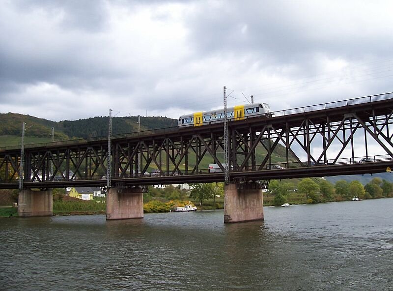 Durchfahrt unter der Doppelstock-Moselbrcke, unten Strae, oben Bahn bei Bullay im Oktober 2004. Manchmal hat man doch Glck, es kommt ein Regioshuttle-Triebwagen der Transregio-Bahn.