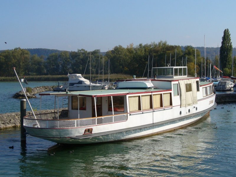 ehemaliges BSG Kursschiff  MS JURA im Hafen von Erlach am 06.10.2007