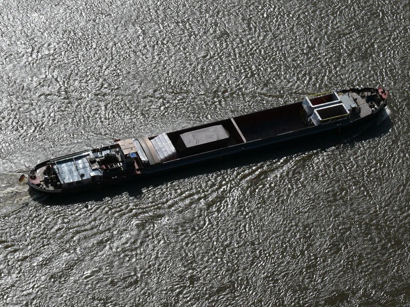 Ehrlich, absolut unbearbeitet ist dieses Foto, ziemlich senkrechter Blick aus 194 m Hhe bei Gegenlicht zum Binnenfrachtschiff ROTHENSEE auf der Elbe bei Kurort Rathen (Schsische Schweiz); 18.03.2009
