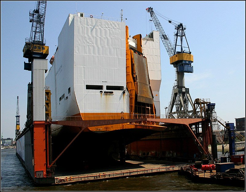 Eigenartig hohes Heck der Grande Argentina, hier im Trockendock in Hamburg. 15.7.2007