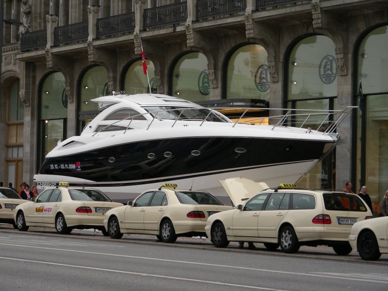 eigentlich ist doch Parken in der zweiten Reihe verboten
Luxusyacht aufgestellt in Hamburg an der Alster am 28.10.06
