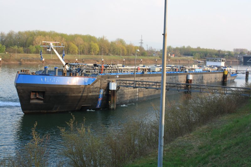 Eiltank 49 in Iffezheim vor der Schleuse