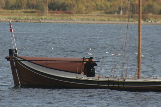 Ein lterer Herr beim Ausflug mit einem historischen Nordlandboot am Sonntag, 10.09.2006. Bis zur Einfhrung der Dampfschiffe, speziell der Erffnung der Hurtigruten am 02. Juli 1893, wurde mit den offenen Rahseglern fast der gesamte Warentransport in Nordnorwegen abgefertigt. Sie sind heute noch das Symbol fr Nordland und in vielen Wappen zu finden.