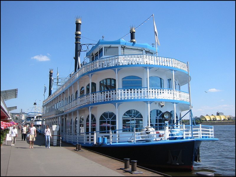 Ein Ausflugsschiff, das einem alten Mississippi-Schaufelraddampfer nachgebildet ist, an den Landungsbrcken in Hamburg (Juli 2005).