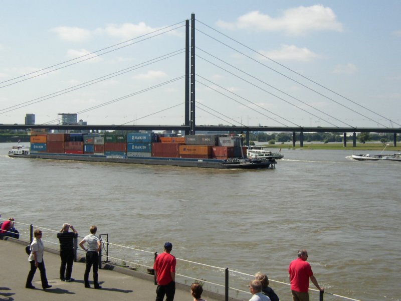 Ein Containerschiff auf dem Rhein bei Dsseldorf!!!  11.08.07