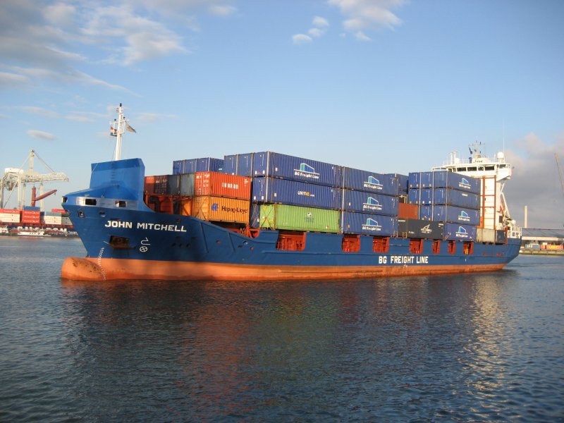 Ein Containerschiff JOHN MITCHEL am 13.08.2007 im Hafen Rotterdam.