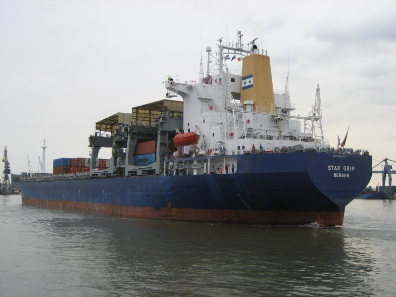 Ein Containerschiff STAR GRIP am 05.09.2007 im Hafen Rotterdam.