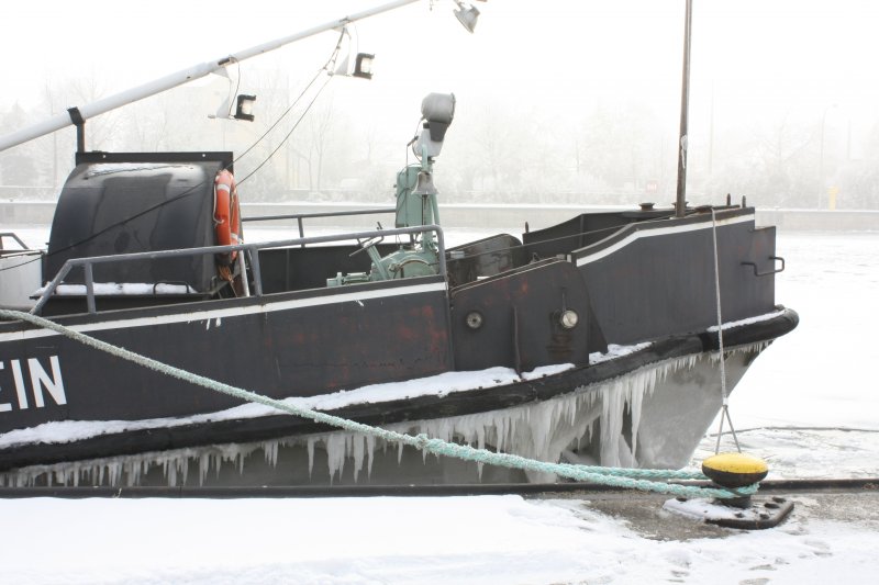 Ein eiskalter Wintertag mit zugefrorener Donau und dichtem Nebel: der vereiste Bug der  Seidlstein  in Regensburg, Januar 2009