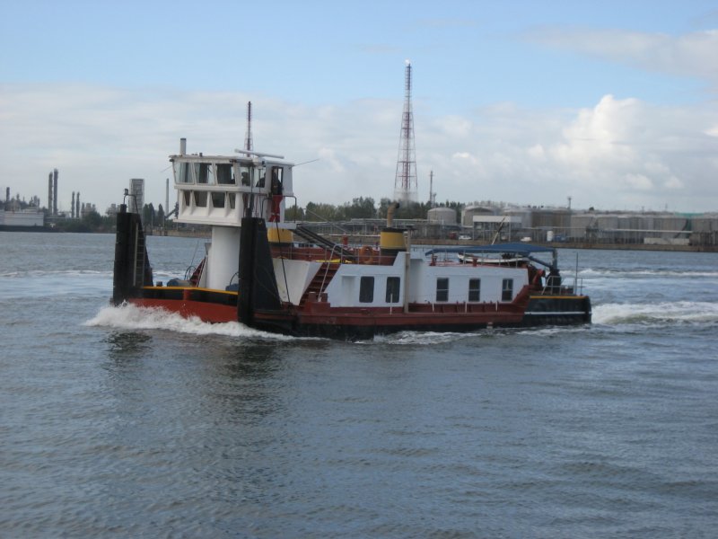 Ein ex-polnisches Schubschiff  BIZON  jetzt unter belgischer Flagge. Am 18.10.2007 im Hafen Antwerpen von vorne.