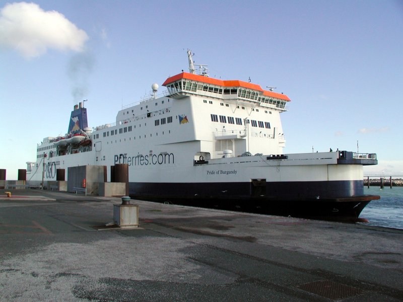 Ein Fhre im Hafen von Calais am 12.6.2005.