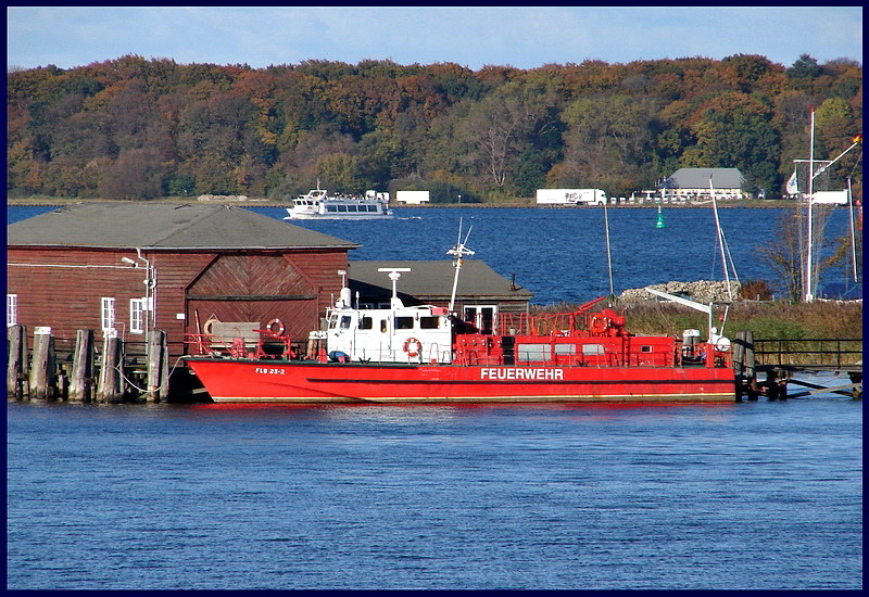 Ein Feuerlschboot mit Liegeplatz am Dnholm.  Stralsund am 21.10.07