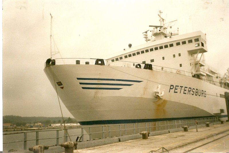 Ein Foto vor meiner Digitalkamerazeit.
Das Deutsche Breitspureisenbahnfhrschiff  PETERSBURG  im Fhrhafen Mukran.