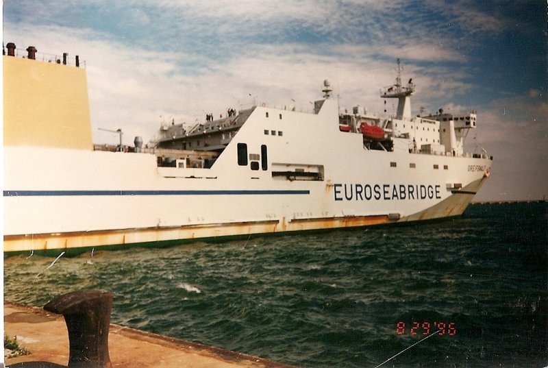 Ein Foto vor meiner Digitalkamerazeit.
Das Eisenbahnfhrschiff  GREIFSWALD  1996 kurz vorm Auslaufen Richtung Klaipeda/Litauen im Fhrhafen Mukran. 