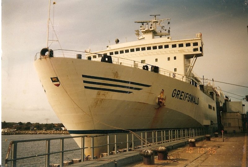 Ein Foto vor meiner Digitalkamerazeit.
Der Bug vom Eisenbahnfhrschiff  GREIFSWALD  im Fhrhafen Mukran.Aufgenommen 1996.