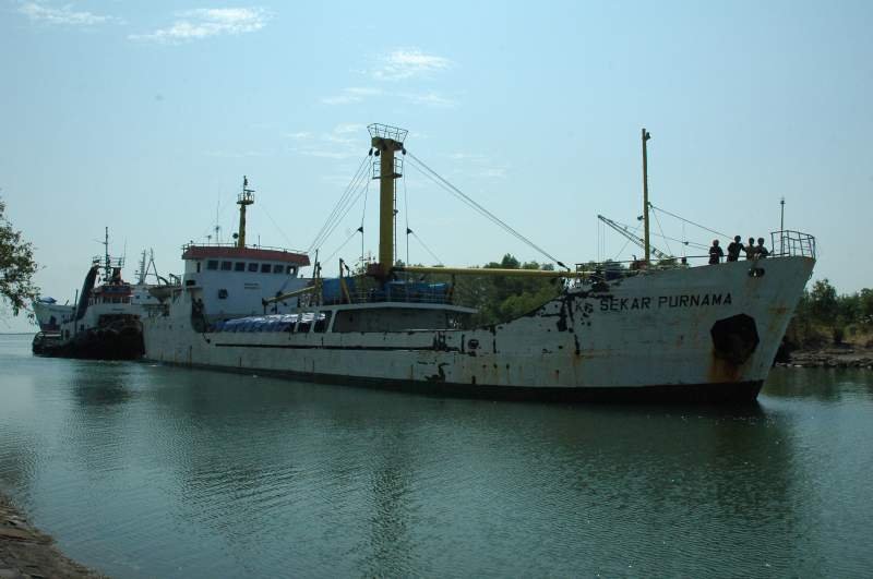 Ein frachter wird in den Hafen von Cirebon (Java) Bugsiert