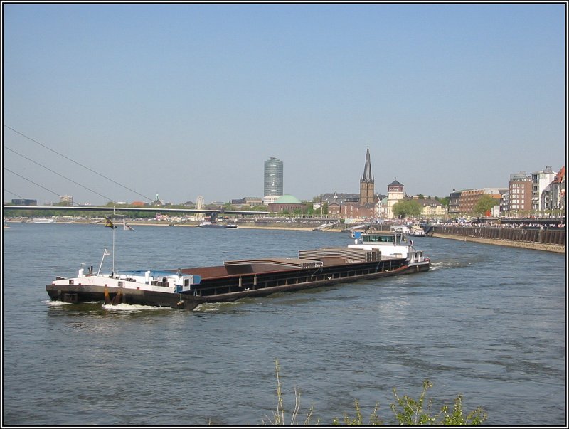 Ein Frachtschiff auf dem Rhein in Dsseldorf, aufgenommen am 22.04.2007.