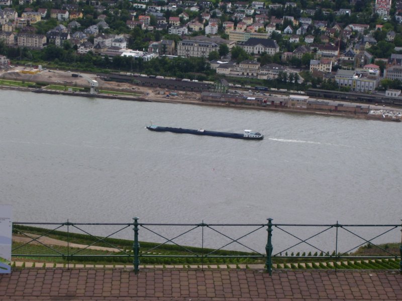 Ein Frachtschiff unterhalb des Niederwalddenkmals bei Rdesheim. Im Hintergrund ist Bingen zu sehen. 24.07.2007