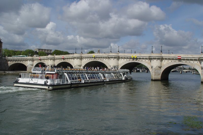 Ein grosses Bateau Mouches kurz vor der Unterquerung der Pont Neuf am 19.07.2009 in Paris