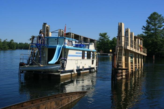 Ein Hauusboot auf der Big Chute Marine Railway. Wegen ihrer einfachen Konstruktion knnen die Hausboote ungesichert transportiert werden. Trend-Severn, Km 374,1, 01.09.2008 