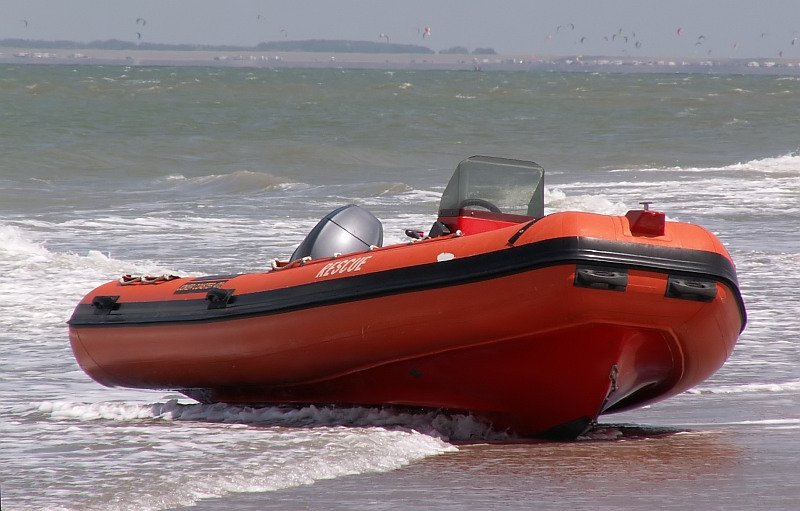 Ein  Joker Coaster 470  der niederl. Rettungsschwimmer liegt hier in der leichten Brandung am Strand von Renesse. Das Foto stammt vom 07.07.2007