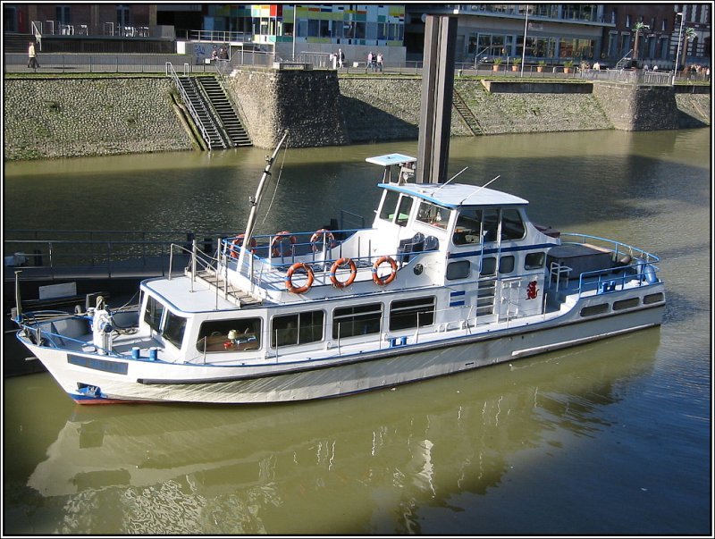 Ein kleines Ausflugsschiff an seiner Anlegestelle im Dsseldorfer Medienhafen, aufgenommen am 11.03.2007.