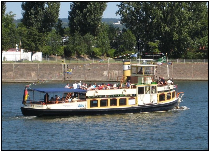 Ein kleines Ausflugsschiff auf der Mosel in Koblenz, aufgenommen am 01.08.2007.