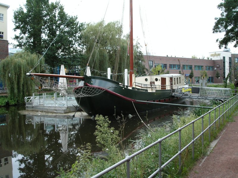 Ein kleines Segelschiff auf der Bocholter Aa in Bocholt als Cafe und Restaurant am 21.08.2004.