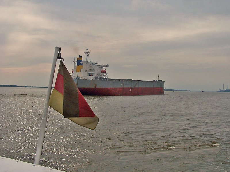 Ein Massengutfrachter auf der Elbe Kurs Nordsee.
Seine Erzladung hat er in Hamburg gelscht.