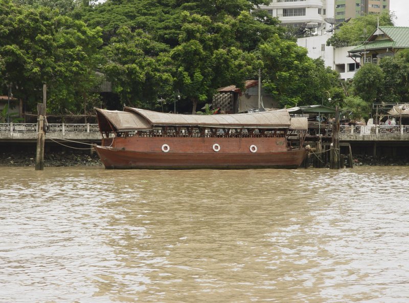 Ein Motorboot im klassisch thailndischen Stil liegt am 07.07.2009 im Chao Phraya Flu in Bangkok vor Anker