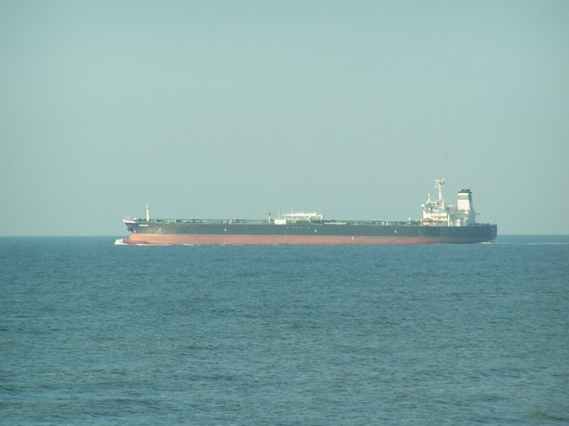 Ein Ozeanriese fhrt vor der Insel Wangerooge am 1.Sept.2006 Richtung Westen